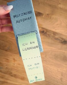 Mutzauber-Automat aus einer kleinen Schachtel mit herausziehbarer Affirmationsrolle zum Selberbasteln