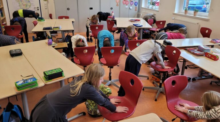 Yoga im Klassenraum