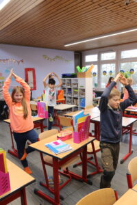 Yoga im Klassenzimmer der Grundschule