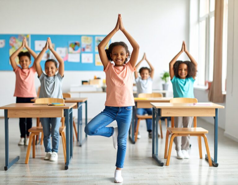 Kinder machen Yoga im Klassenzimmer