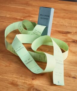 Selbst gebastelter Mutzauber Automat mit endloser Affirmationsrolle um das Selbstwertgefühl bei Kindern zu stärken